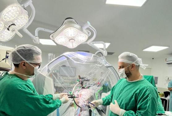 Equipe de Neurocirurgia do Hospital Santo Antônio realiza pelo SUS a primeira biópsia cerebral guiada por estereotáxica.