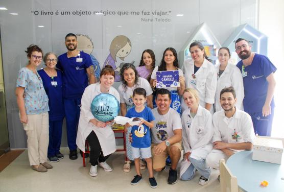 A equipe do Hospital Santo Antônio recebeu uma visita muito importante! Ontem o Samuel completou seis anos e hoje, veio comemorar junto da nossa 