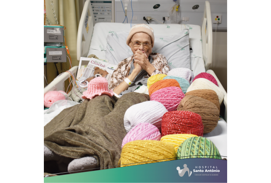 Paciente produz roupas de crochê durante internação e doa aos recém-nascidos no HSA.