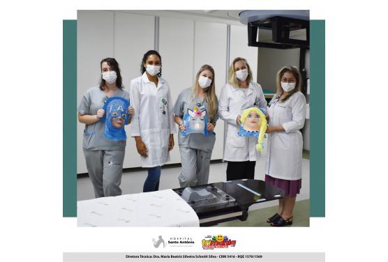 Máscaras lúdicas ajudam pacientes pediátricos da Radioterapia do Hospital Santo Antônio.
