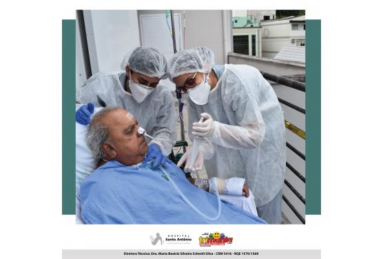 Internado há 57 dias na UTI Covid, paciente toma banho de sol durante vídeo chamada com familiares