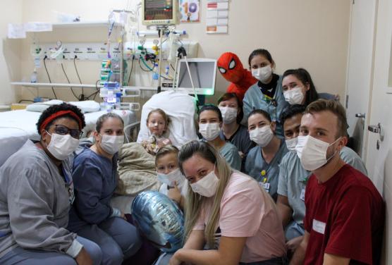 Homem-Aranha visita paciente aniversariante na UTI Pediátrica do Hospital Santo Antônio