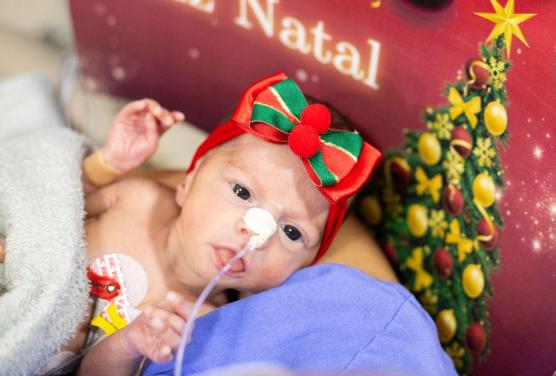 Bebês ganham ensaio fotográfico de Natal na UTI do Hospital Santo Antônio