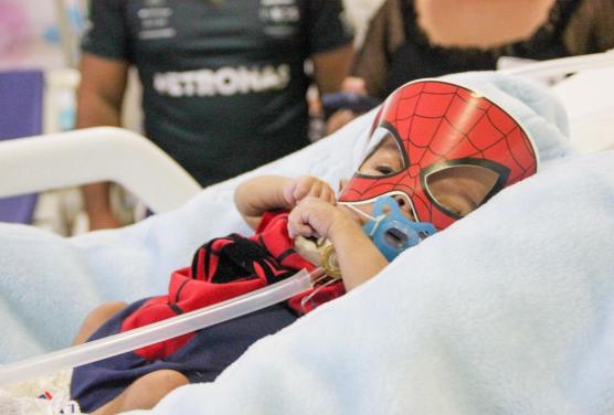 Vestido de Homem-Aranha, bebê recebe alta após 8 meses e 6 dias cercado por aplausos e emoção