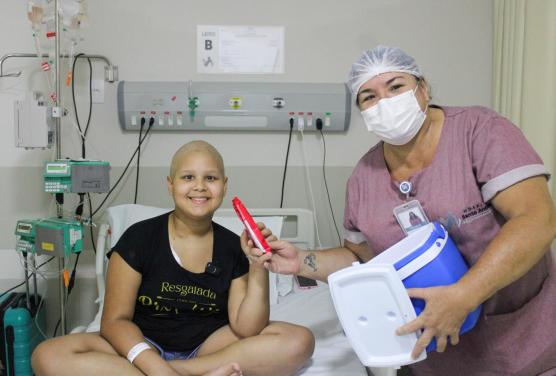 Picolés levam alívio e conforto para crianças em tratamento contra o câncer no Hospital Santo Antônio