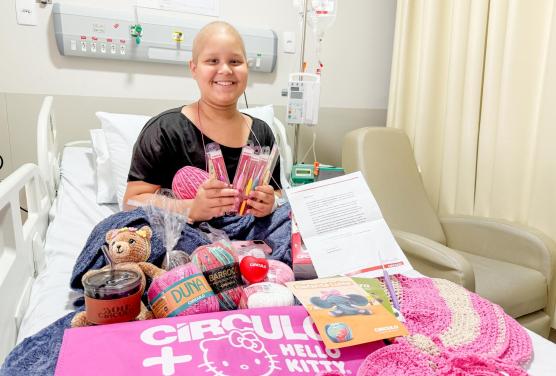 Doação de kit de crochê transforma rotina de adolescente internada no Hospital Santo Antônio